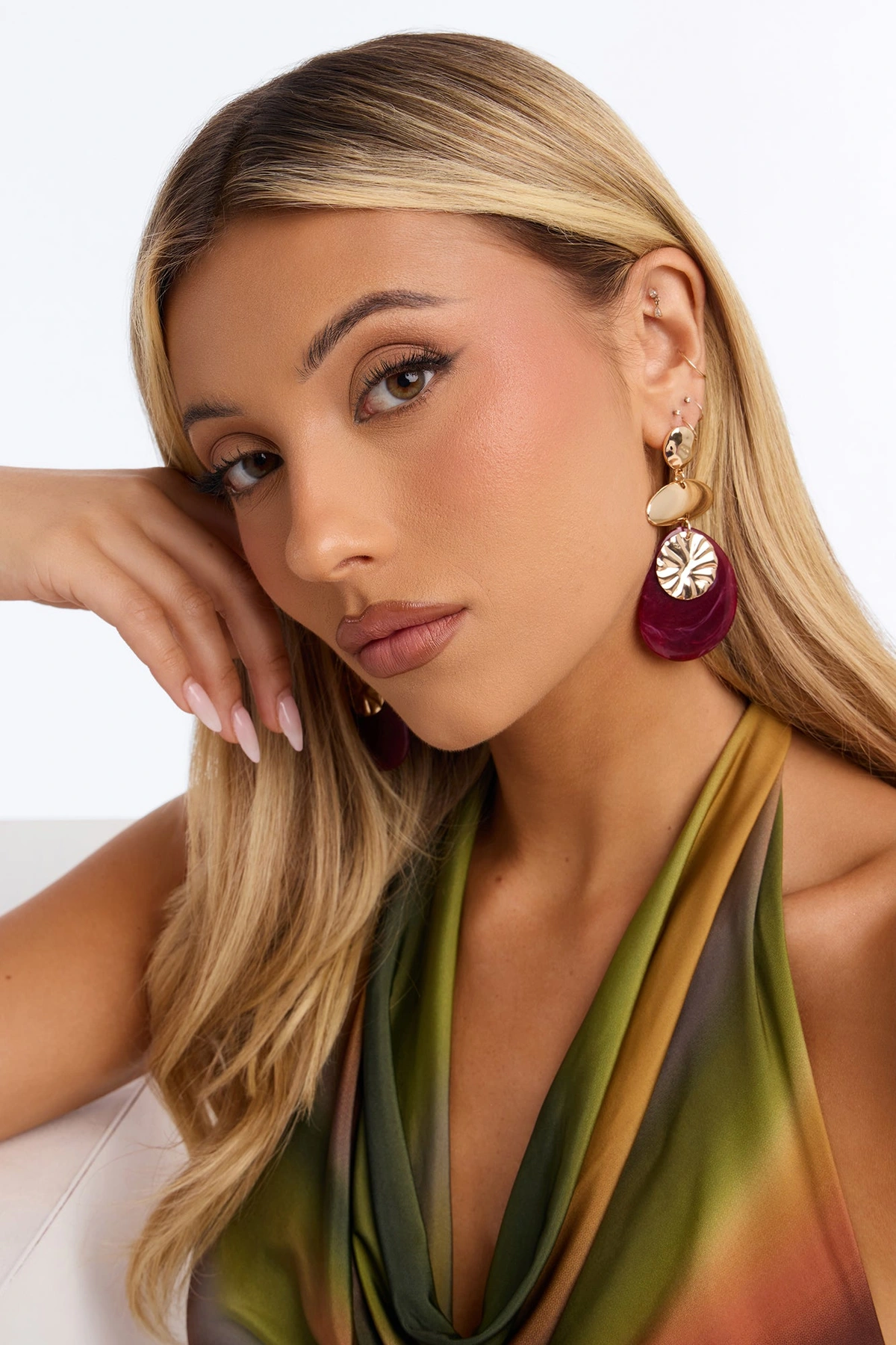 Aura Shine Acrylic Earrings - Gold/Red — Dourado/Vermelho