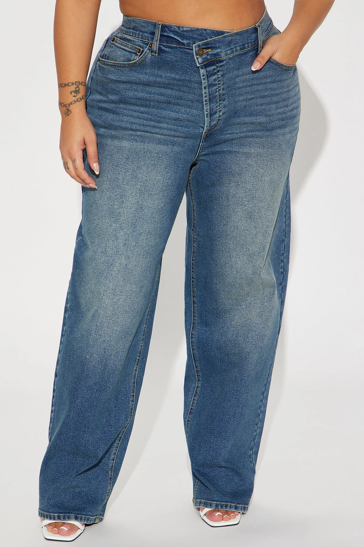 In Sync Stretch Crossover Straight Leg Jeans - Dark Wash — Ganga de lavagem escura