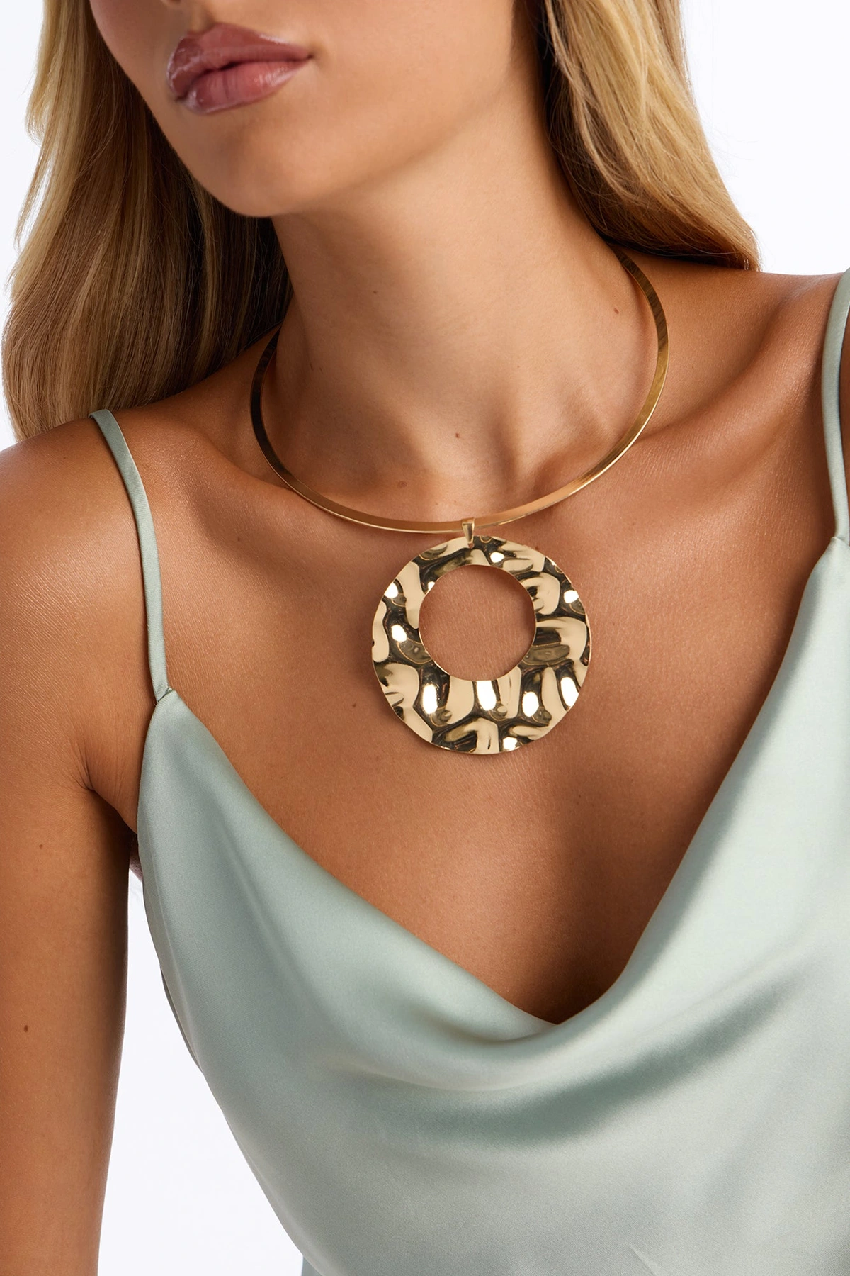 Wrapped In Warmth Necklace - Gold — Dourado