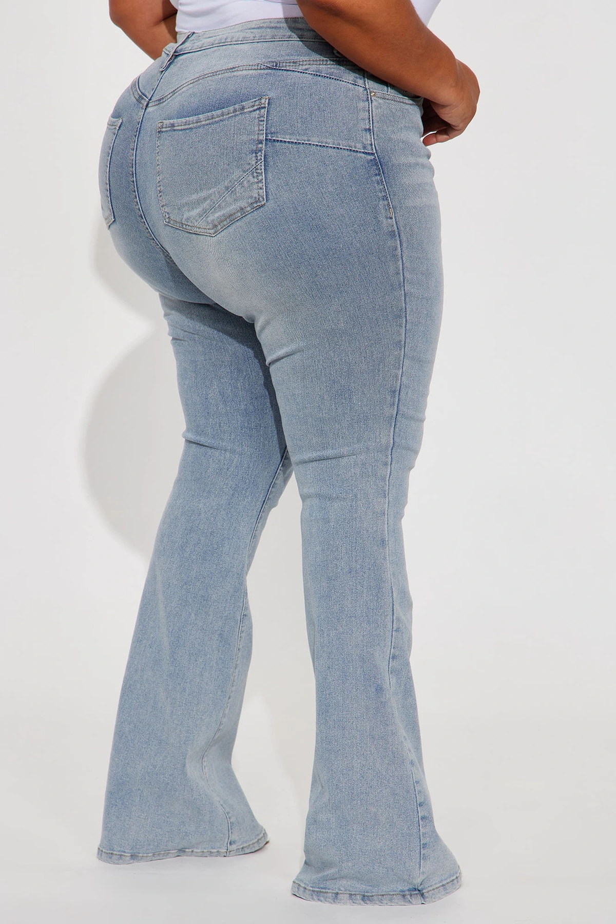 San Diego Sculpting Stretch Flare Jeans - Light Wash — Ganga de lavagem clara
