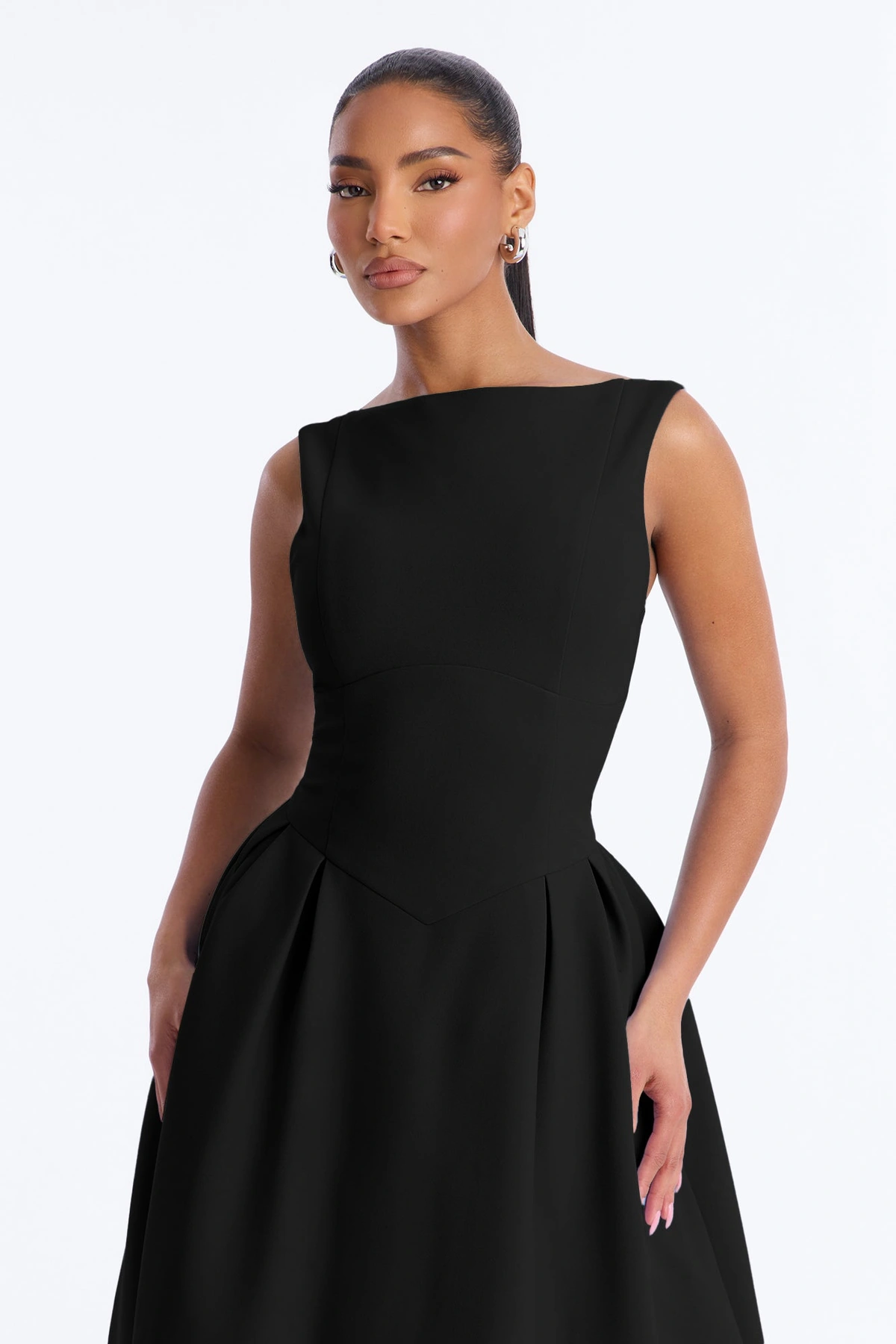 Anika Pleated Midi Dress - Black — Preto