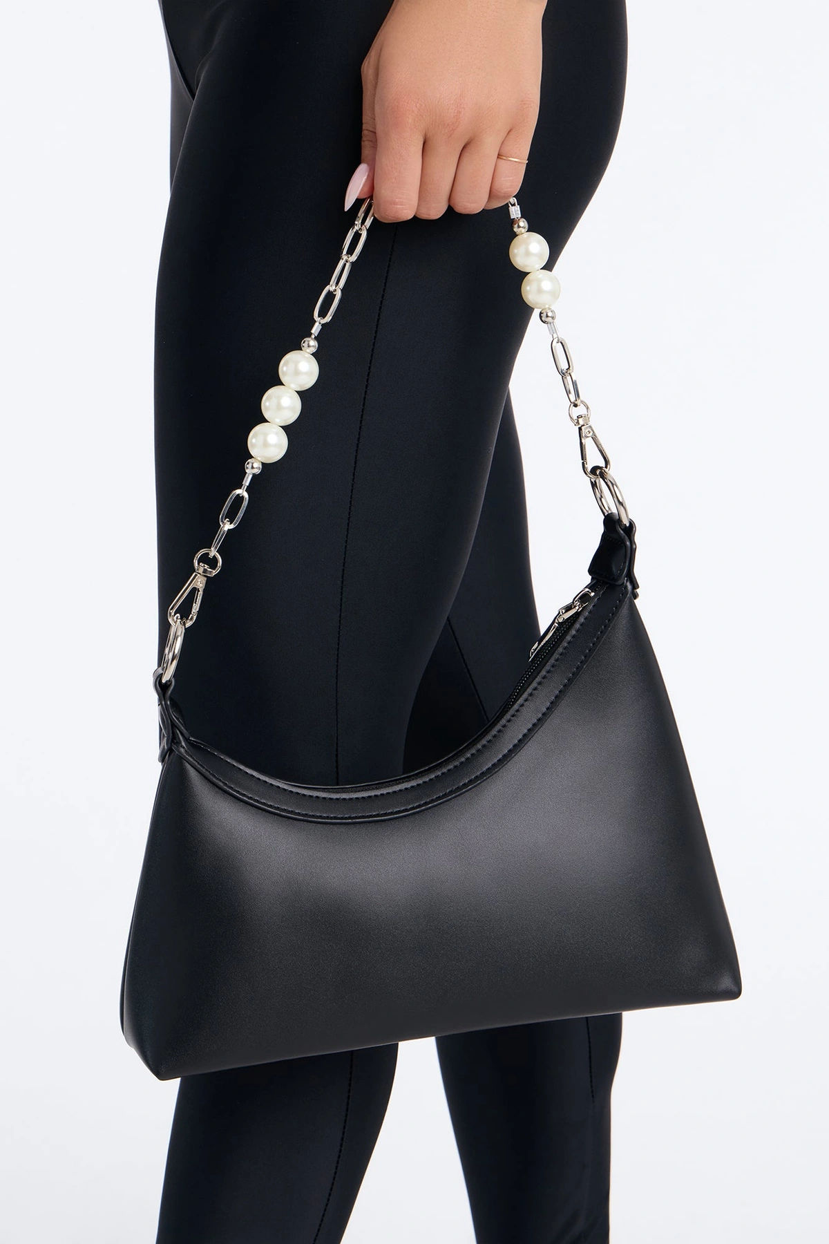 Pearls And Chains Faux Leather Shoulder Handbag - Black — Preto