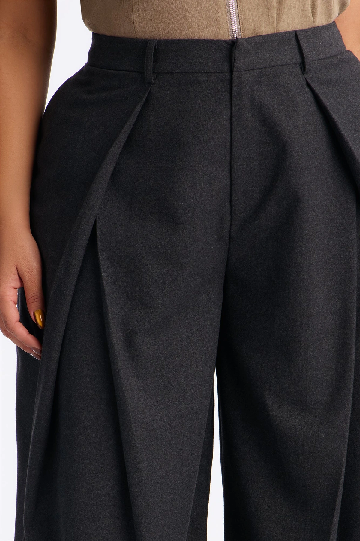 Executive Realness Pleated Wide Leg Trouser 33″ - Charcoal — Cinzento-escuro