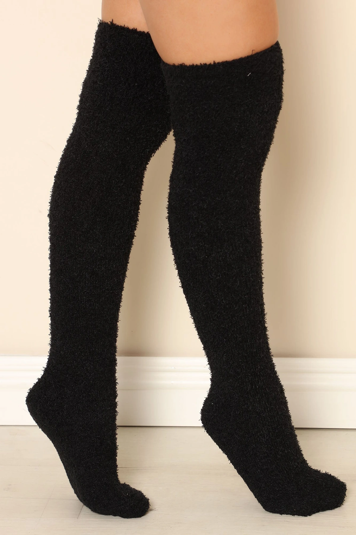 Keep Me Toasty Fuzzy Socks - Black — Preto