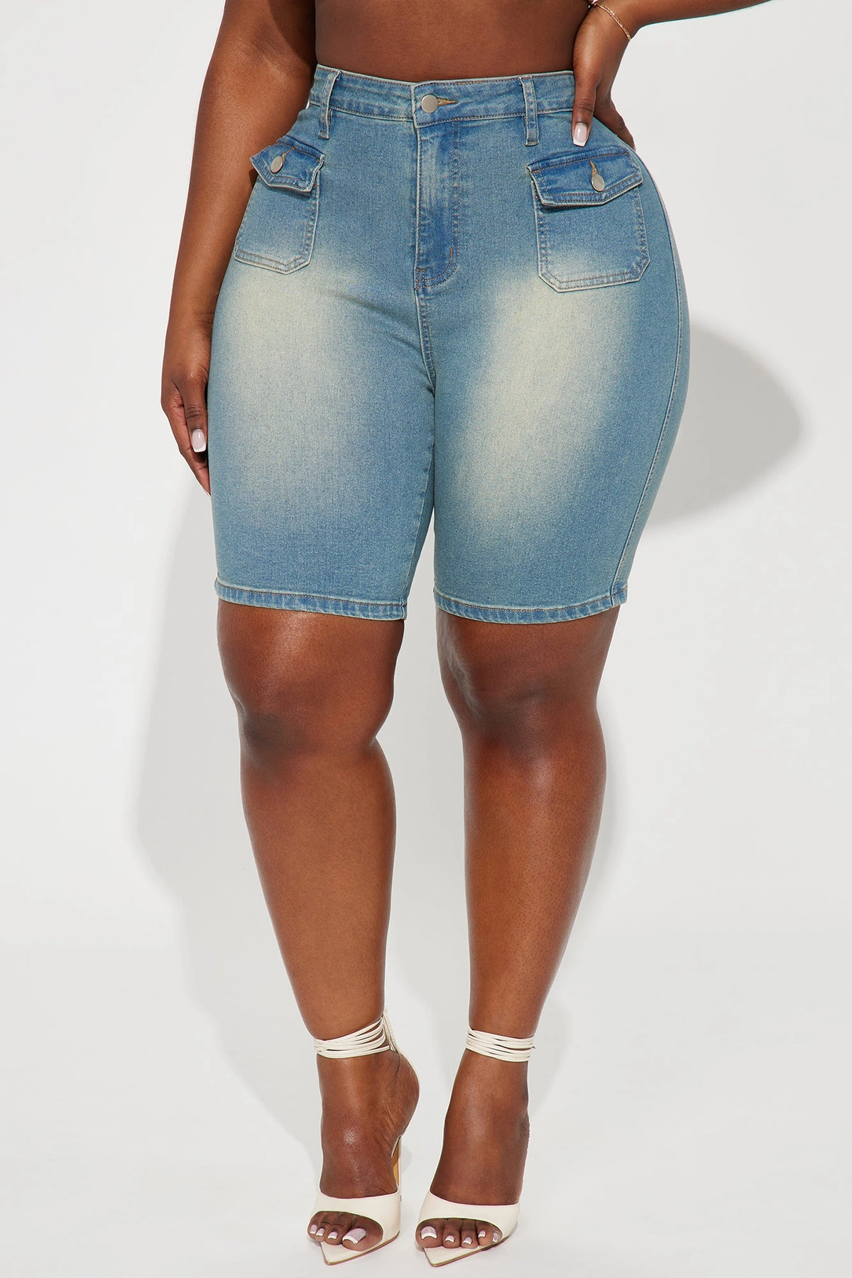 Shocker Tinted Stretch Denim Bermuda Shorts - Medium Wash — Ganga de lavagem média
