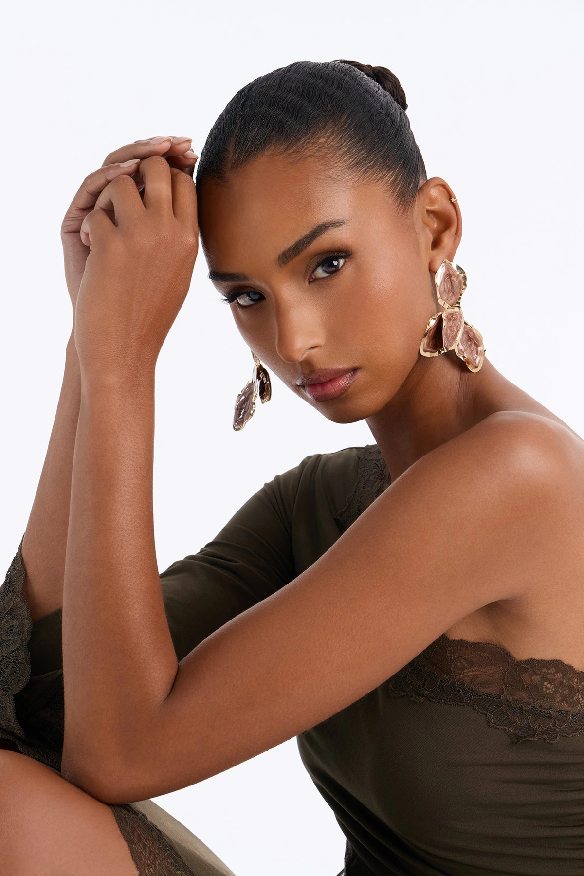 Don't Be Shy Drop Earrings - Gold/Brown — Dourado/Castanho