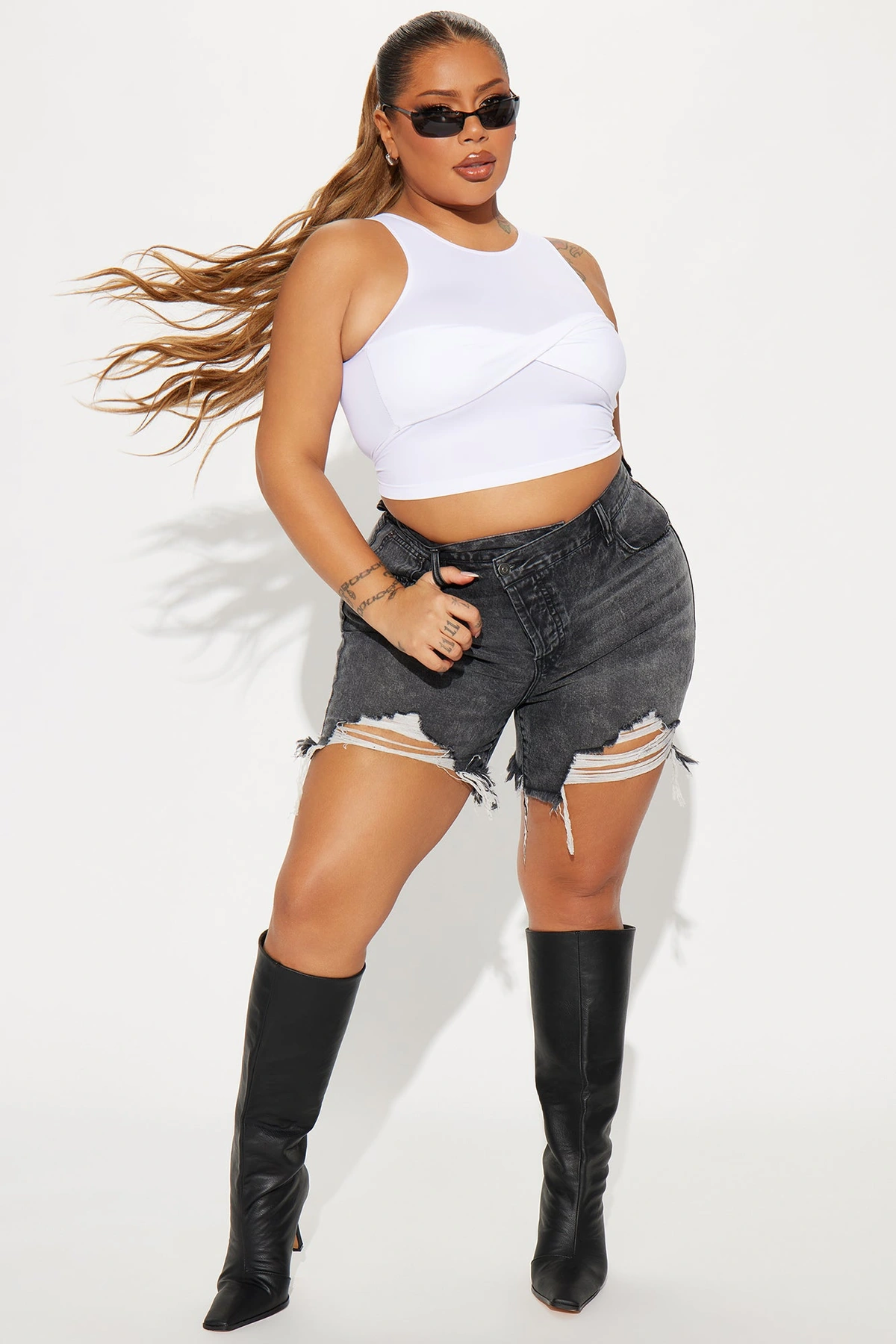 At A Glance Crossover Denim Shorts - Grey — Cinzento