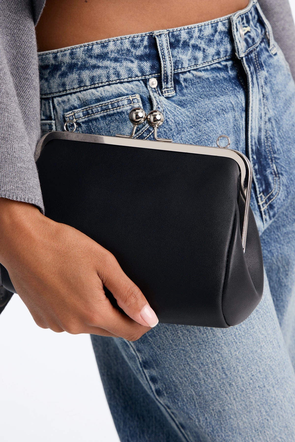 Sneak A Kiss Faux Leather Crossbody Handbag - Black — Preto