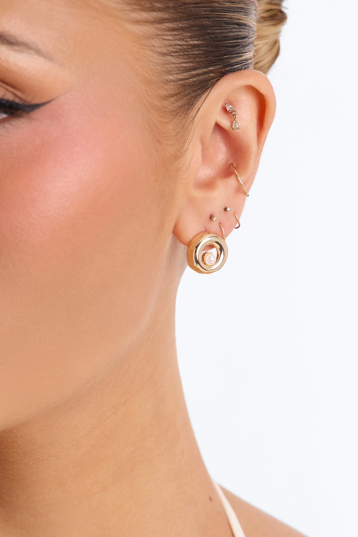 Keeping Up With It Pearl Stud Earrings - Gold — Dourado