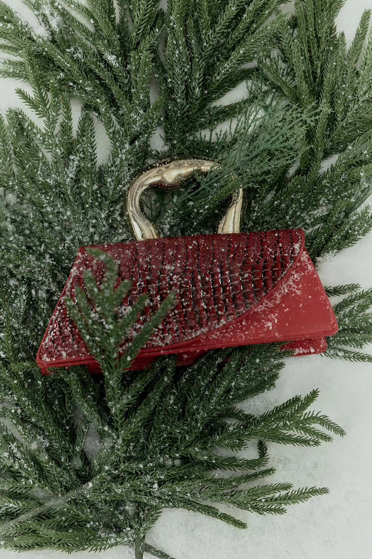 Luxe Scales Embossed Croc Clutch - Red — Vermelho
