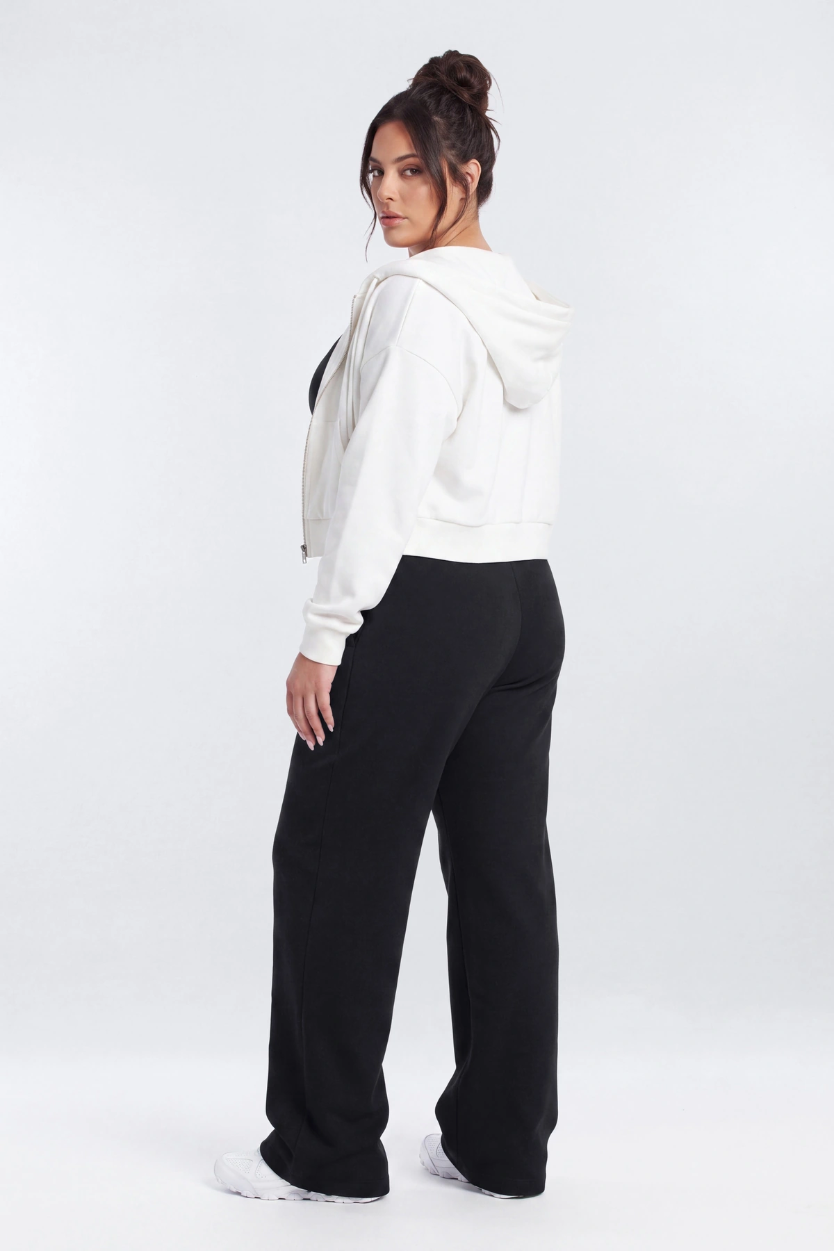 Technical Knit 32″ Straight Leg Pant - Black — Preto
