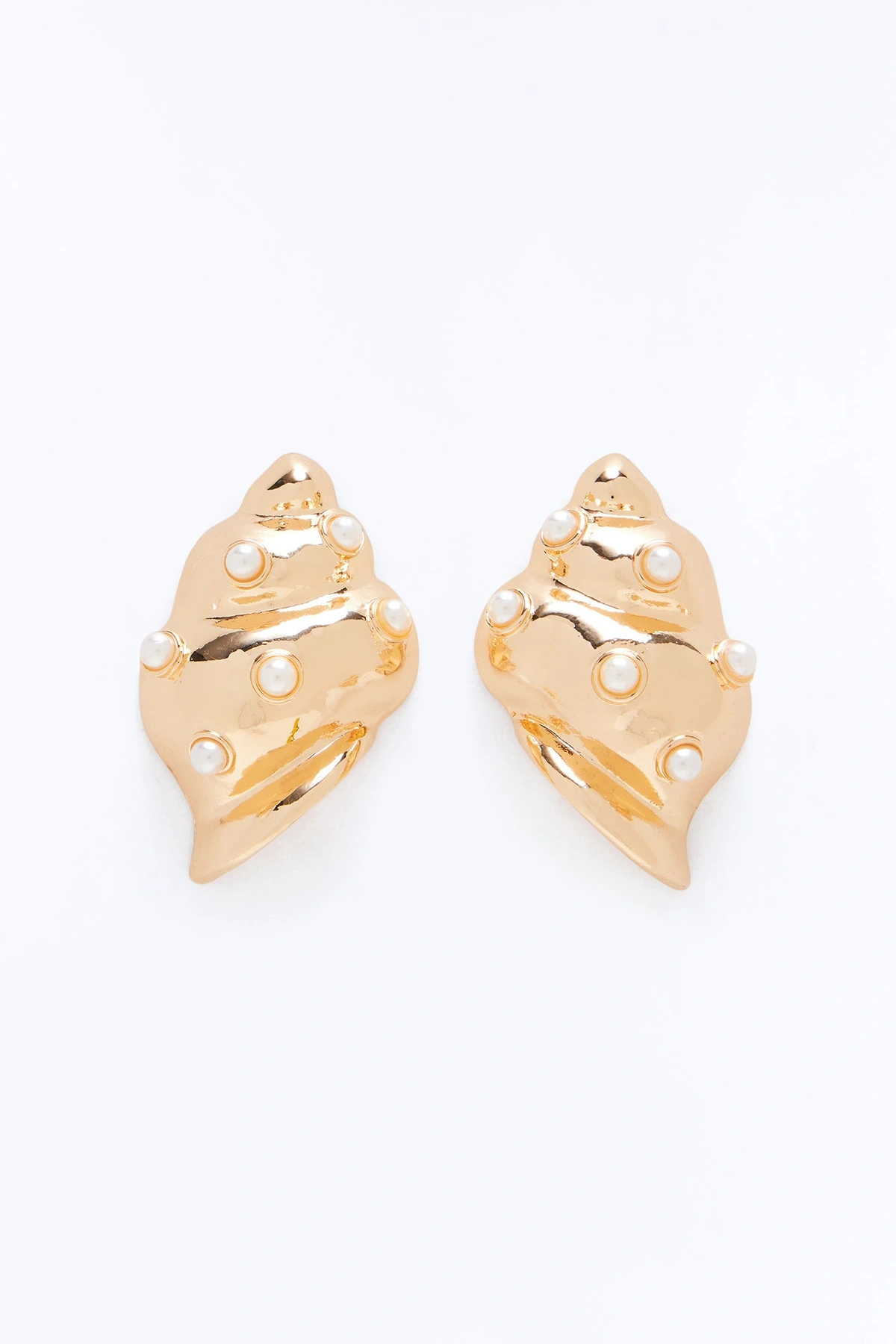 Charm Seashell Stud Earrings - Gold — Dourado