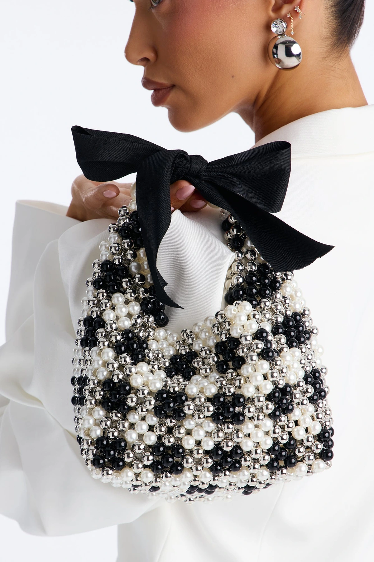 Queen's Gambit Beaded Crossbody Handbag - Black/White — Preto/Branco