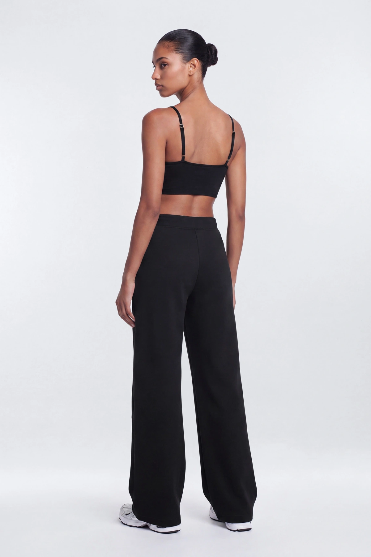 Technical Knit 32″ Straight Leg Pant - Black — Preto